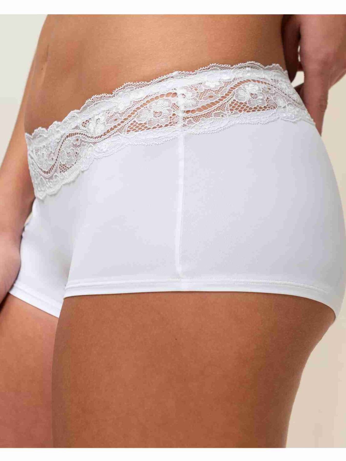 Triumph Shorty Lovely Micro Farbe White